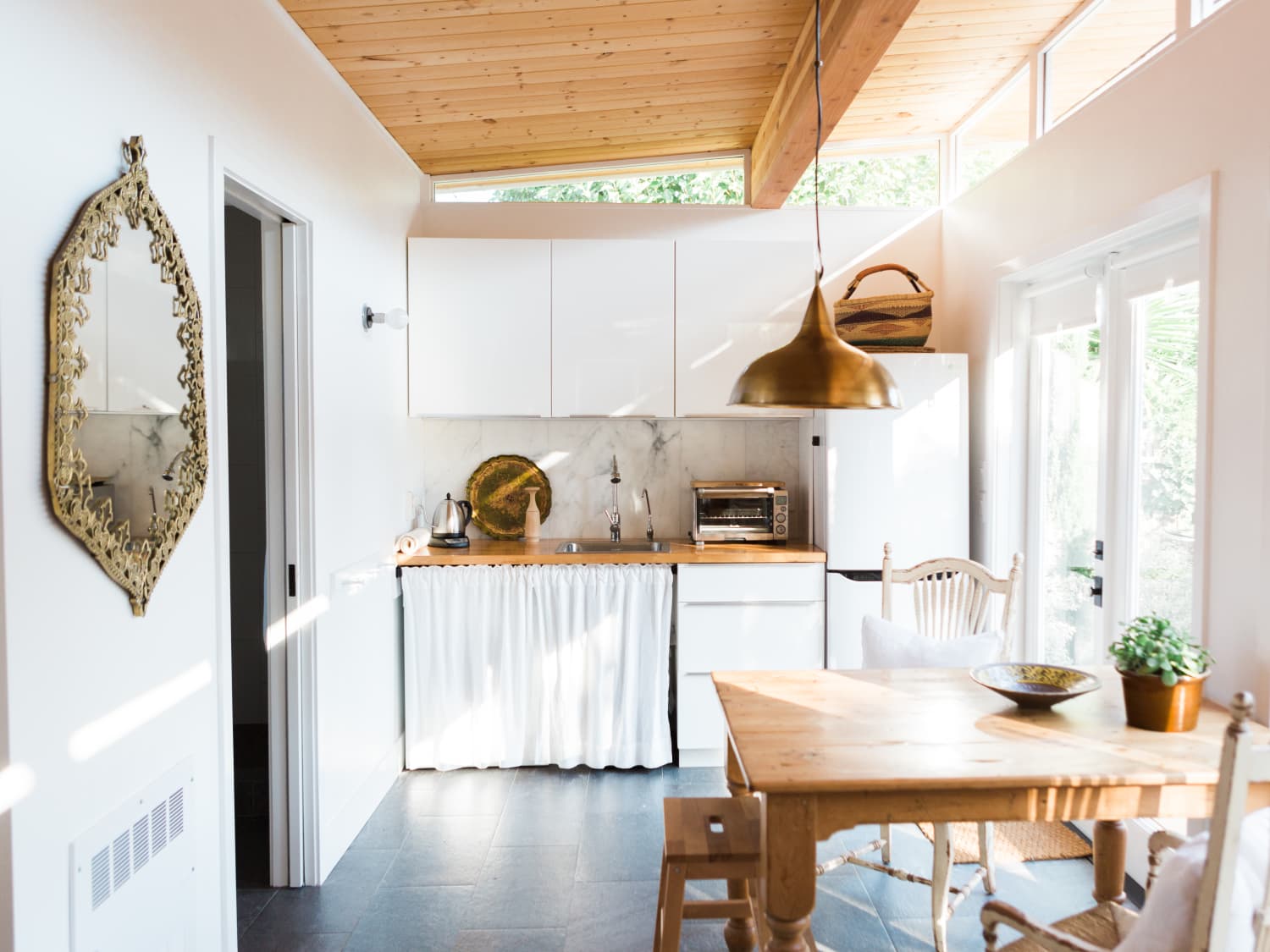 Small kitchen shop without cabinets